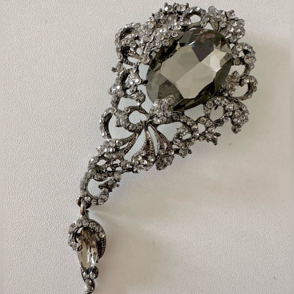 Elegant Silver Brooch with Gemstone